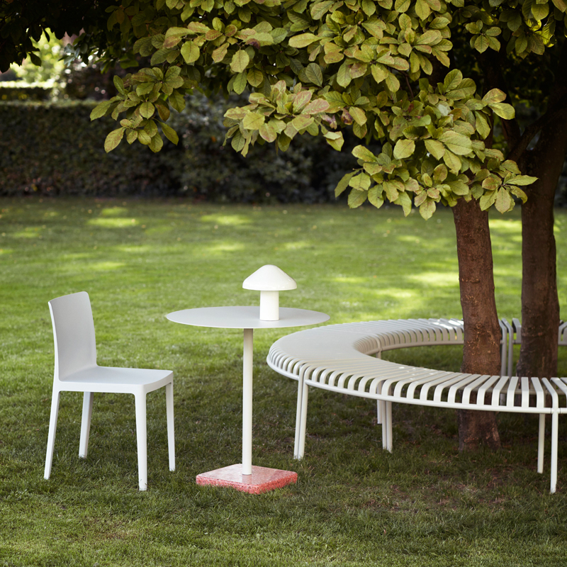 Table extérieur TERRAZZO Ø 70 Gris clair/ terrazzo rouge HAY