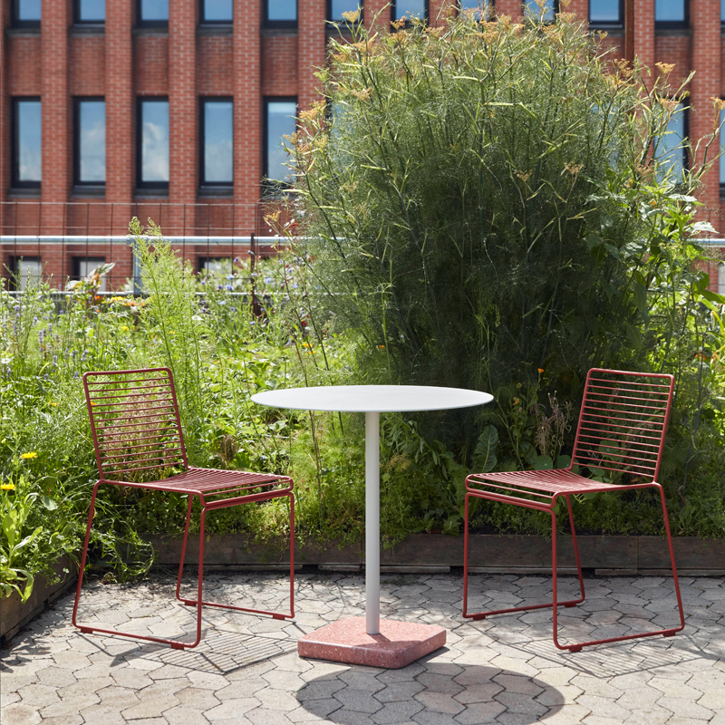 Table extérieur TERRAZZO Ø 70 Gris clair/ terrazzo rouge HAY