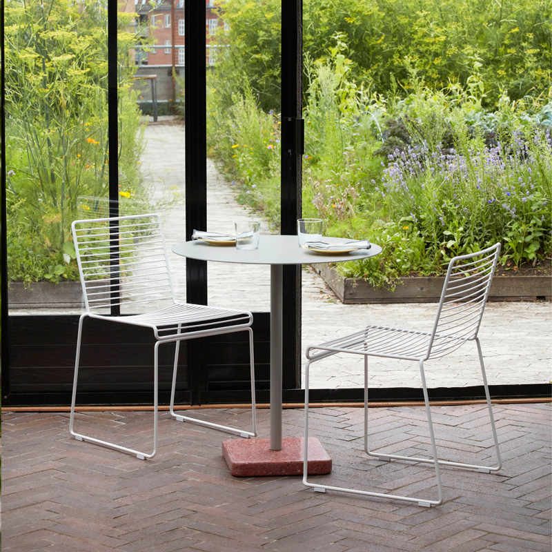 Table extérieur TERRAZZO Ø 70 Gris clair/ terrazzo rouge HAY