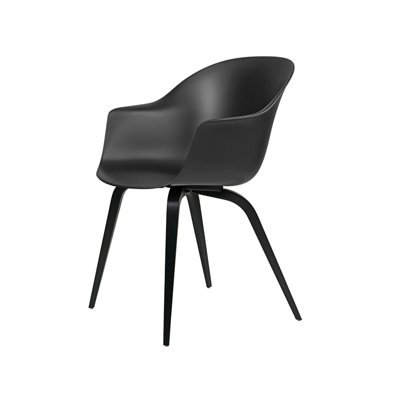 Chaise BAT DINING pieds bois Noir GUBI