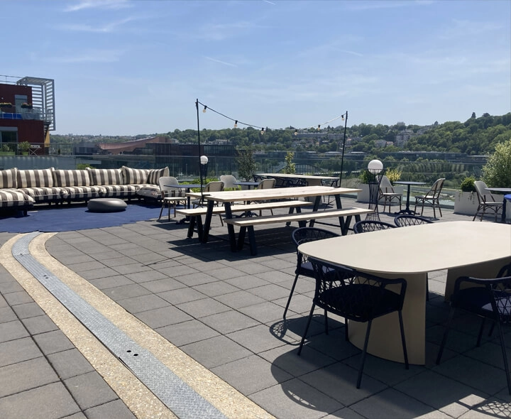 Un air de vacances sur les toits de Boulogne-Billancourt : Silvera signe le rooftop de l'immeuble Sources pour Gecina