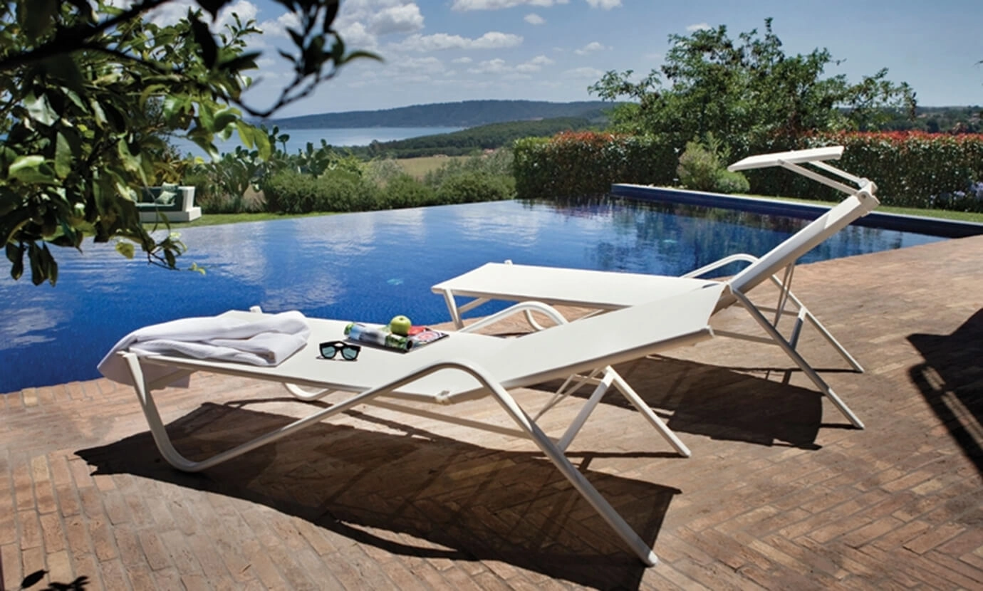 Bain de soleil, chaise longue et hamac