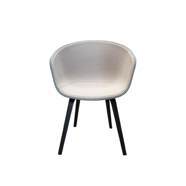 Chaise AAC 22 Coque bleu piètement noir HAY