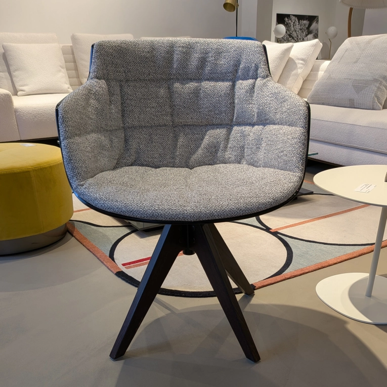 Chaise avec accoudoirs FLOW pivotant piètement chêne brun MDF