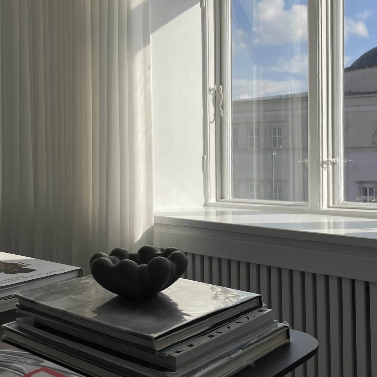 Centre de table & corbeille BLOOM TRAY mini Gris foncé 101 COPENHAGEN