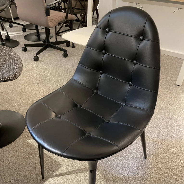 Chaise 245 CAPRICE Cuir matelassé Noir CASSINA