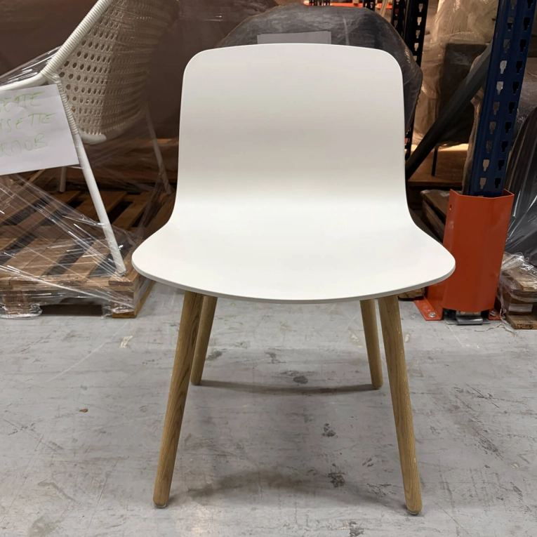 Chaise ABOUT A CHAIR AAC 12 Blanc pieds bois HAY