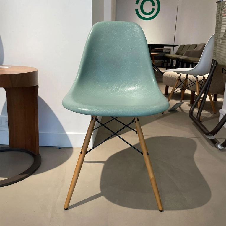 EAMES FIBERGLASS CHAIR DSW Gris écume de mer Eames VITRA