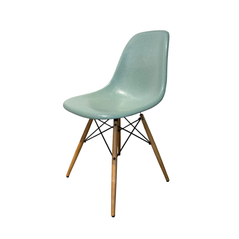 EAMES FIBERGLASS CHAIR DSW Gris écume de mer Eames VITRA