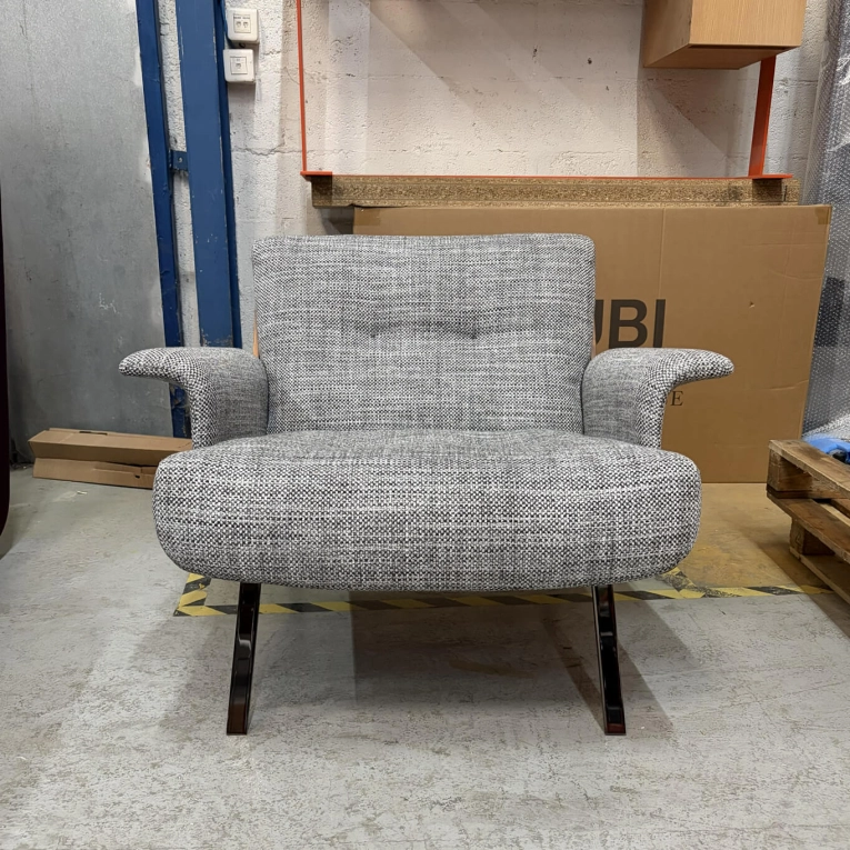 Fauteuil DAIKI Noyer et tissu Gris MINOTTI