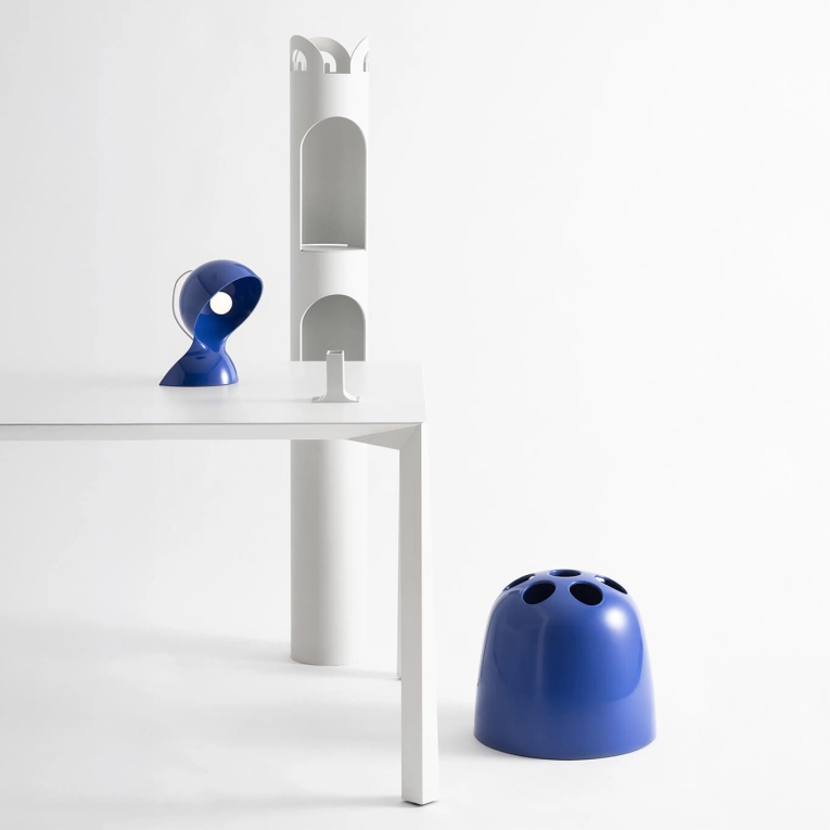 Petit rangement Porte-parapluie DEDALO Bleu Klein ARTEMIDE