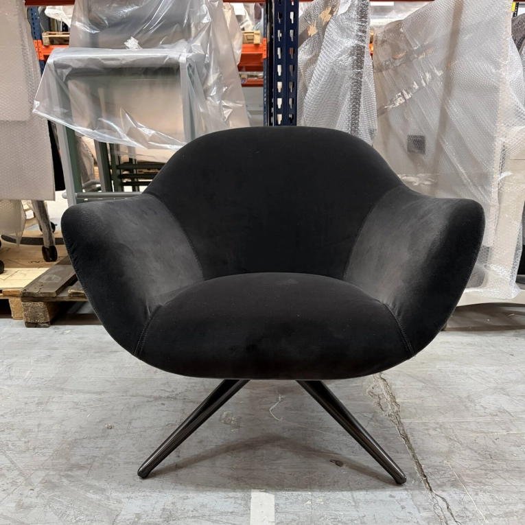 Fauteuil MAD velours Noir base pivotante POLIFORM