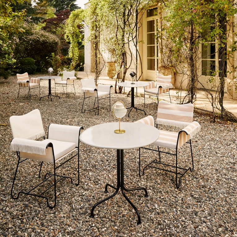 Table extérieure CARMEL BISTRO H 74 Blanc coquille GUBI