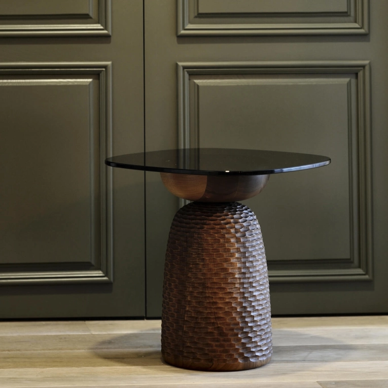 Table d'appoint guéridon NERA base pleine à découpes sculptées Noyer ZANAT