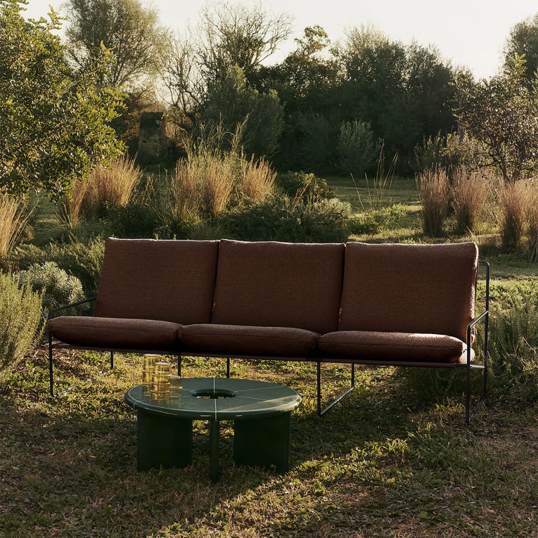 Canapé extérieur DESERT 3 Places Marron Accoudoirs Noirs FERM LIVING