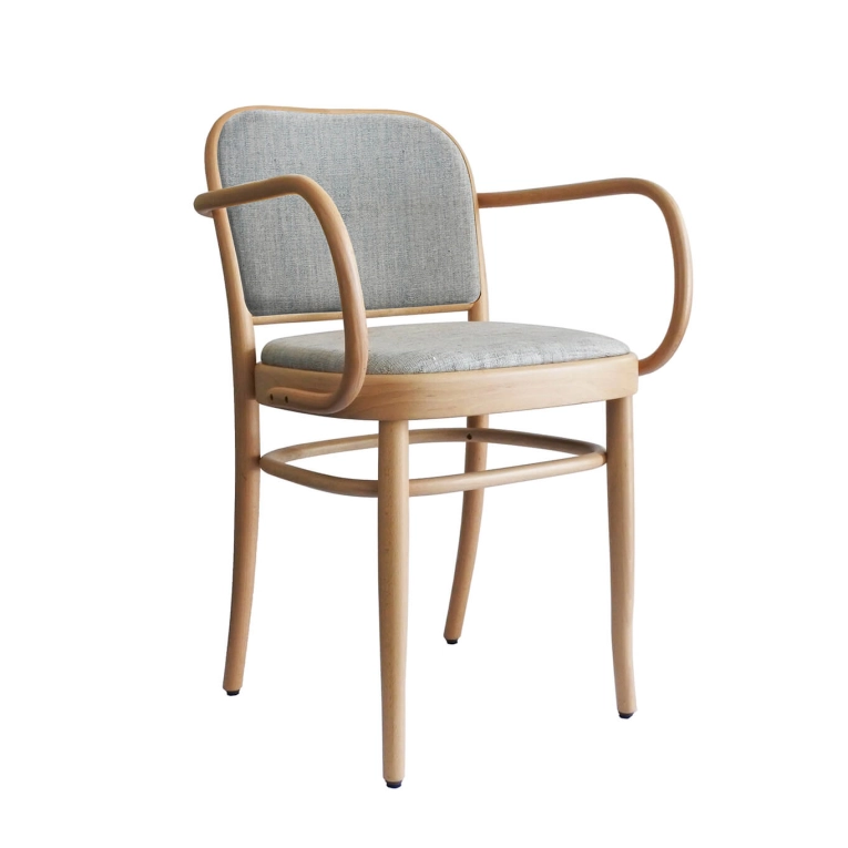 Chaise N. 811 avec accoudoirs Hêtre/ assise et dossier Remix 123 GEBRÜDER THONET VIENNA