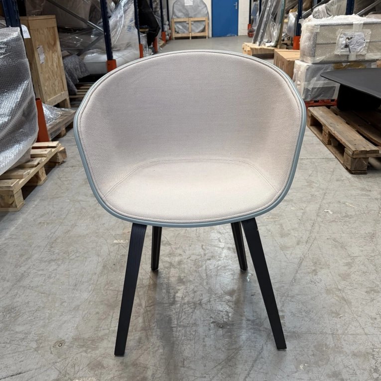 Chaise AAC 22 Coque bleu piètement noir HAY