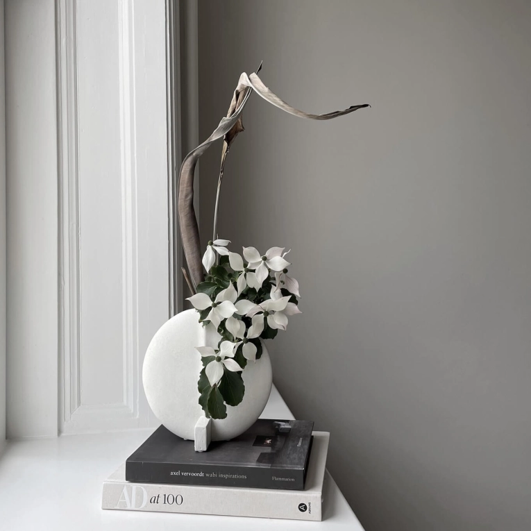 Vase GUGGENHEIM Bone white 101 COPENHAGEN