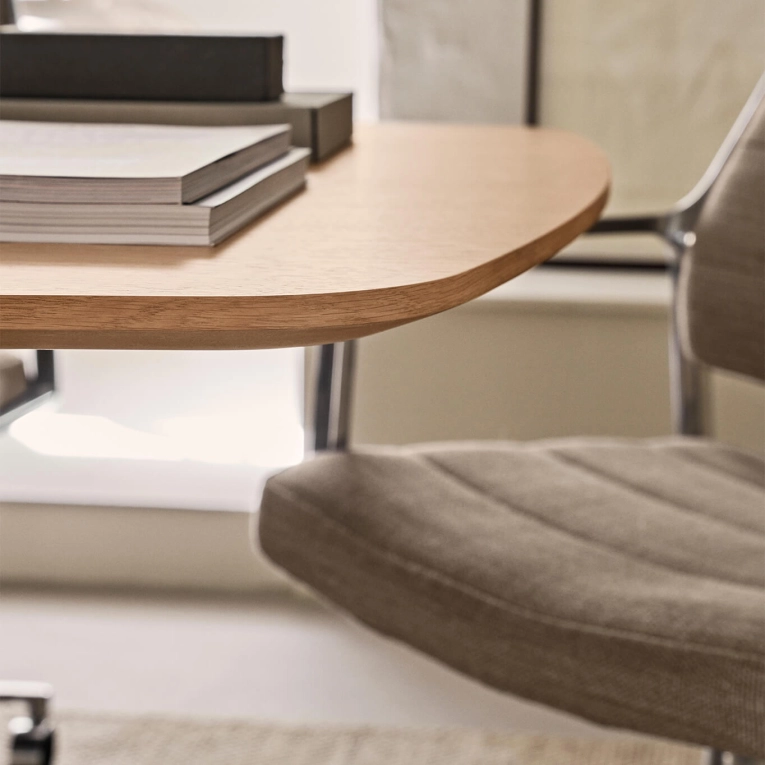 Table entreprise SWIVEL TABLE 437 Medium Chêne clair VIPP