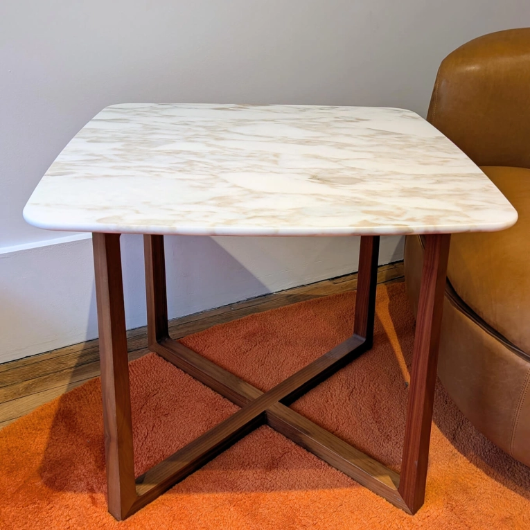 Table d'appoint guéridon GIPSY marbre Calacatta pieds noyer Canaletto naturel FLEXFORM