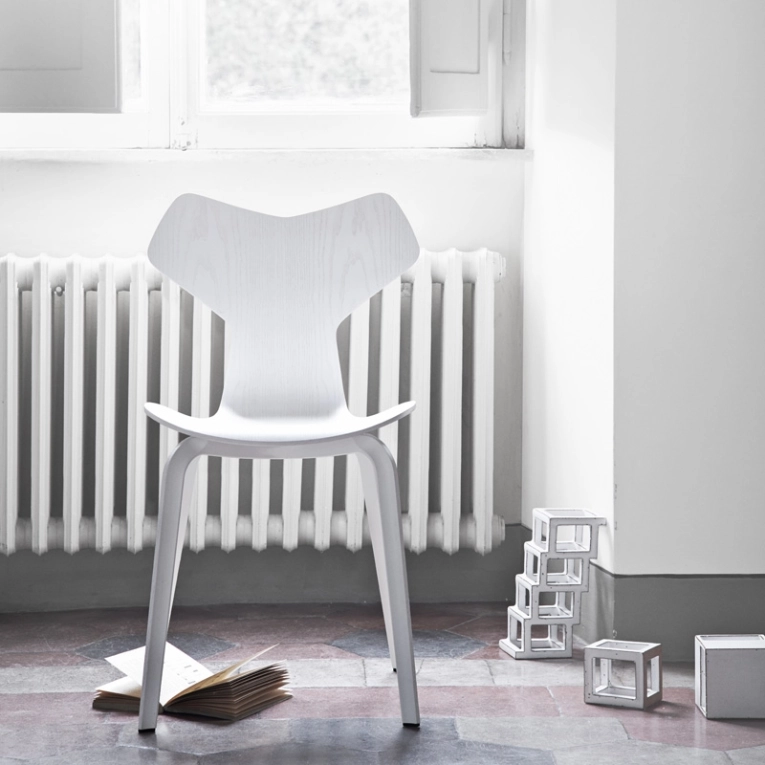 Chaise GRAND PRIX pieds bois Blanc FRITZ HANSEN