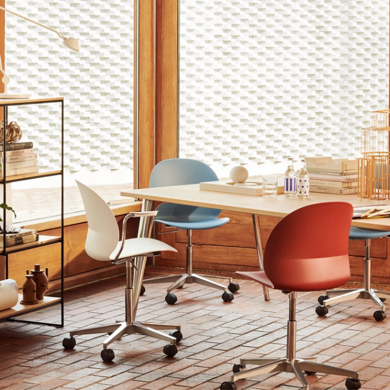 Chaise N02  RECYCLE piètement roulettes Noir FRITZ HANSEN