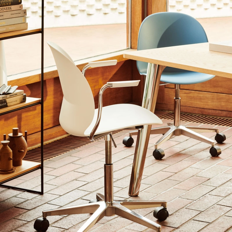 Chaise N02 RECYCLE avec accoudoirs et roulettes Bleu clair FRITZ HANSEN