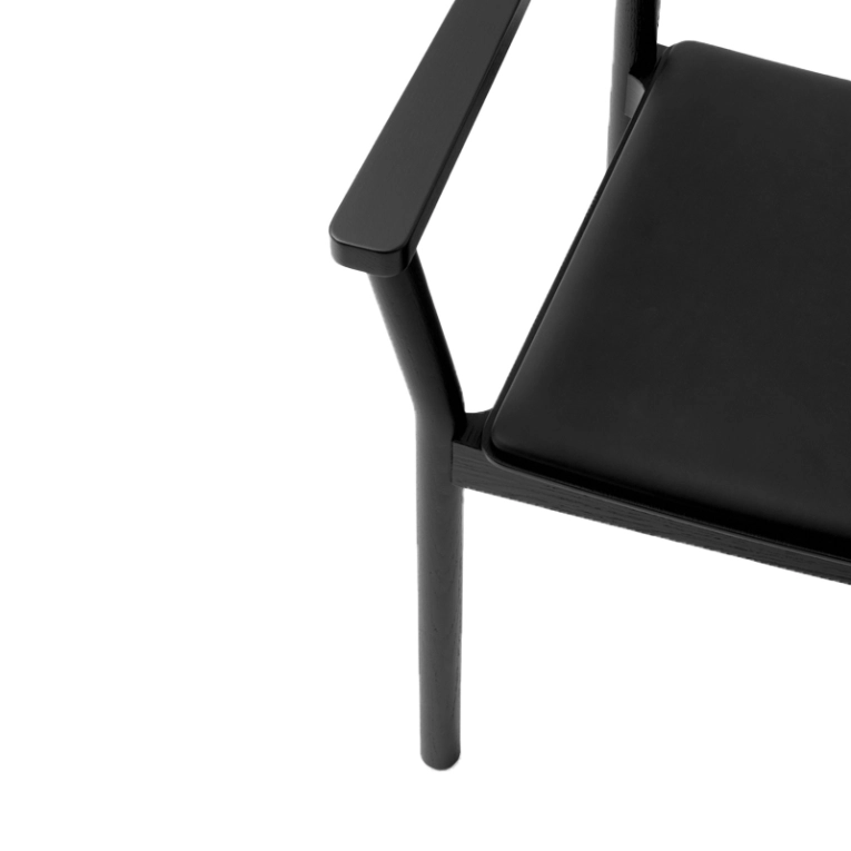 Chaise BETTY TK11 cuir Chêne noir/Cuir noir AND TRADITION