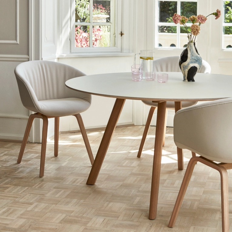 Table COPENHAGUE ROUND TABLE CPH25  Ø140 Lino gris/ chêne vernis à base d'eau HAY