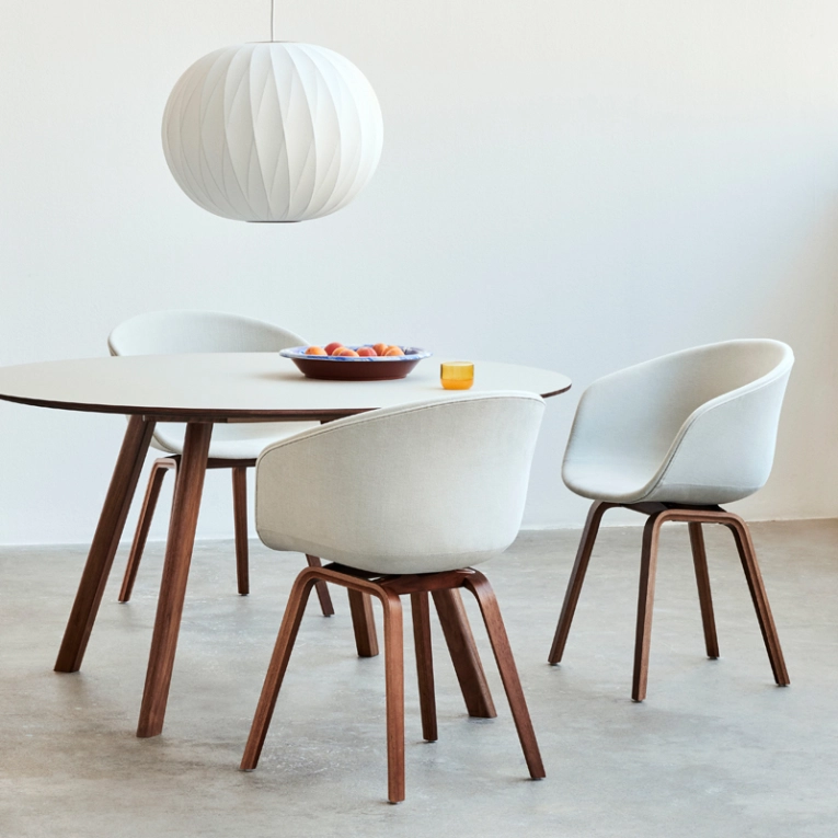 Table COPENHAGUE ROUND TABLE CPH25  Ø140 Noyer vernis à base d'eau HAY