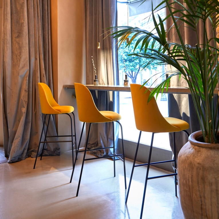 Tabouret haut ALETA dossier haut Ivoire 101 / Noir VICCARBE