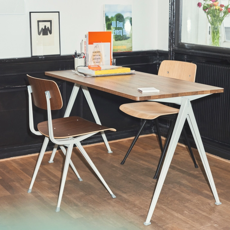 Table PYRAMID 01 Chêne laqué mat/ beige HAY