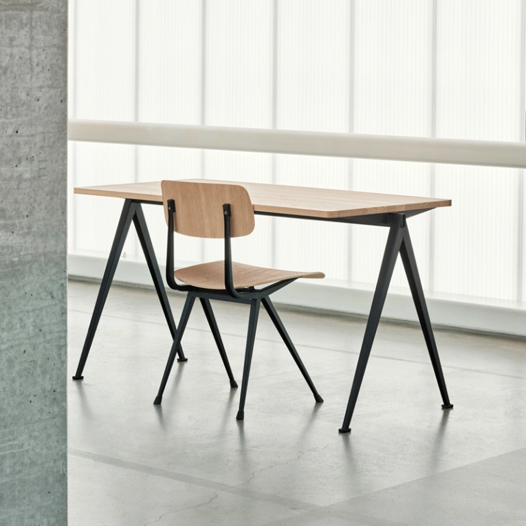 Table PYRAMID 01 Chêne laqué mat/ noir HAY