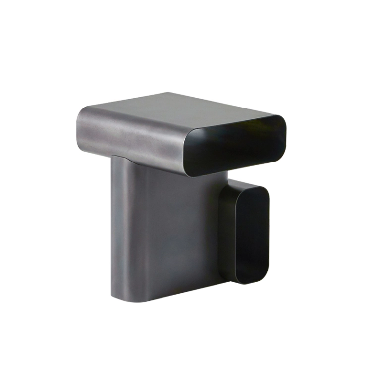 Table d'appoint guéridon SOFT CORNERS Verni texturé couleur fonte CASSINA