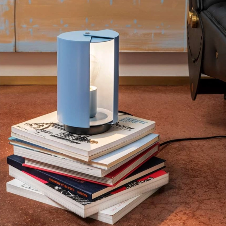 Lampe à poser PIVOTANTE Bleu pastel NEMO LIGHTING