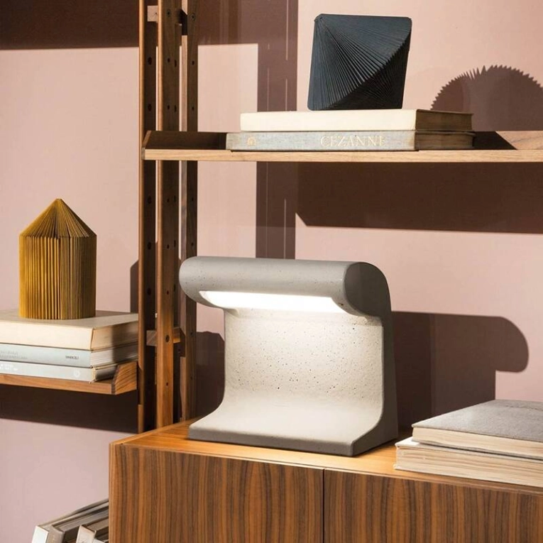 Lampe à poser BORNE BÉTON PETITE Gris béton NEMO LIGHTING