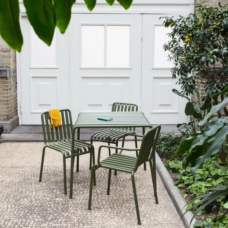 Chaise extérieur PALISSADE avec accoudoirs Gris clair HAY