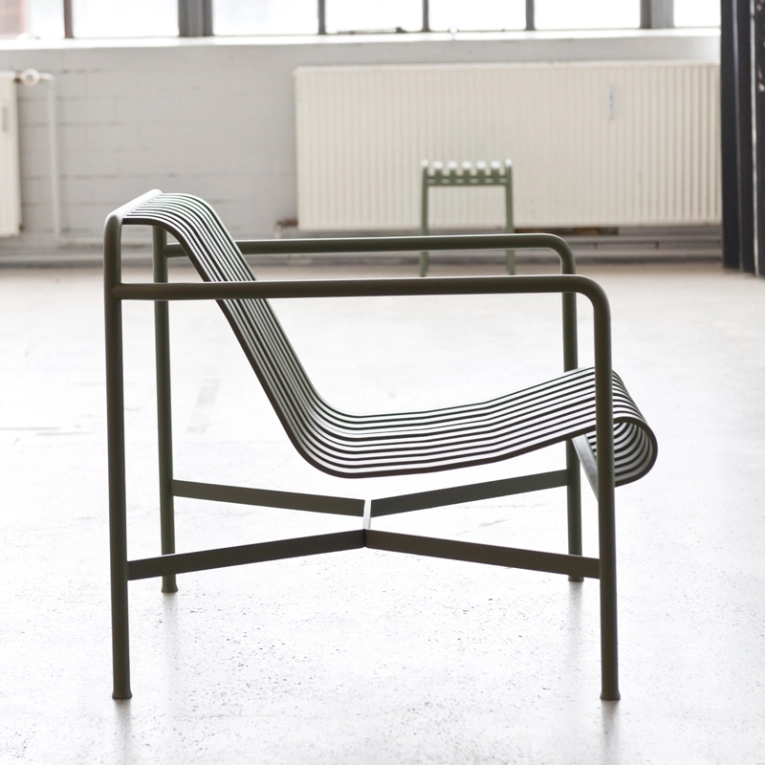 Fauteuil extérieur PALISSADE LOUNGE dossier bas Anthracite HAY