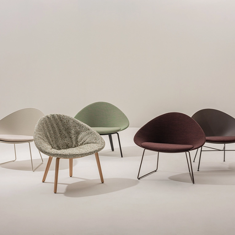 Fauteuil ADELL piètement bois Atom 124/ ivoire ARPER