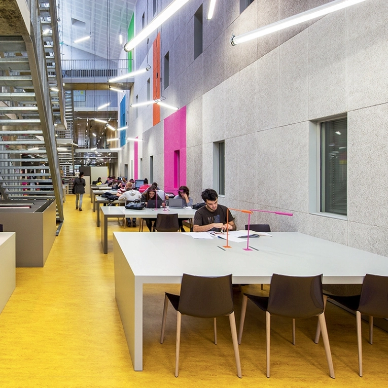 Chaise CATIFA 46 pieds bois Noir et blanc ARPER