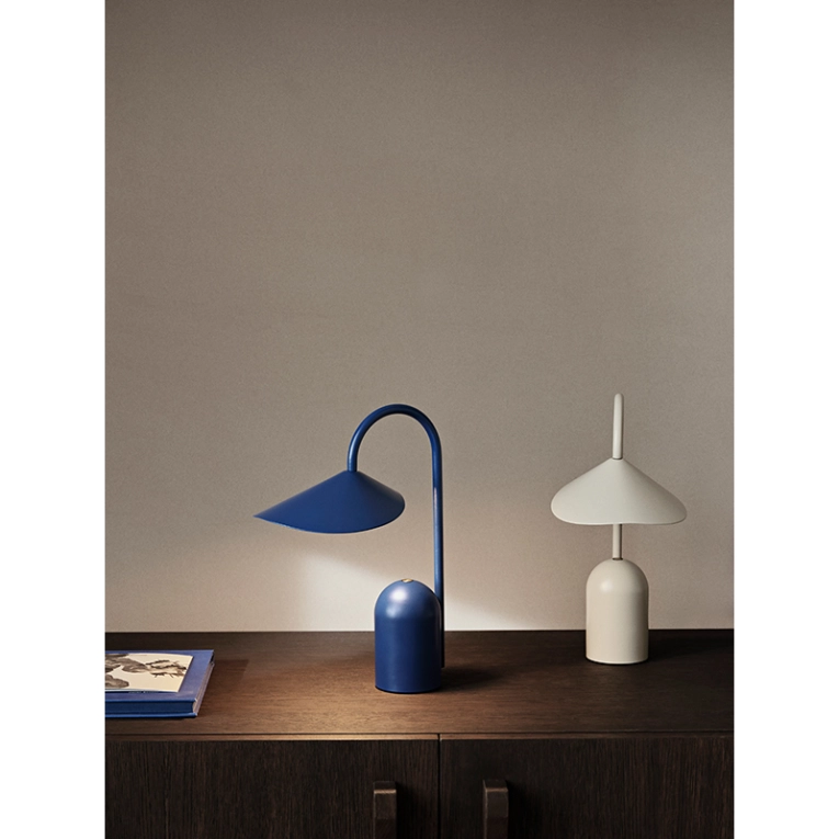 Lampe à poser ARUM Portable Bleu FERM LIVING
