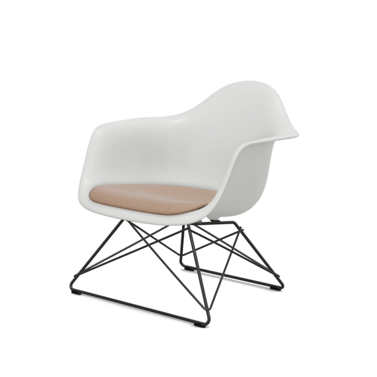 Fauteuil EAMES PLASTIC ARMCHAIR LAR avec coussin d'assise Blanc/ coussin Hopsak cognac ivoire VITRA