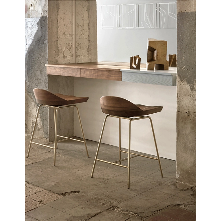 Tabouret haut SPINDLE dossier bas H 61 Frêne blanchi/ bronze BASSAMFELLOWS