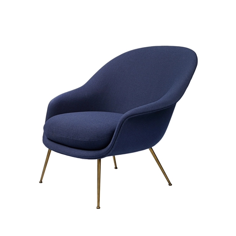 Fauteuil BAT LOUNGE dossier bas Bleu foncé 554 GUBI