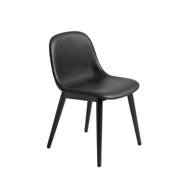 Chaise FIBER CHAIR pieds bois coque cuir Noir MUUTO