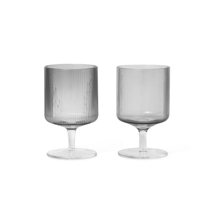Carafe & verre Set de 2 verres à vin RIPPLE Gris fumé FERM LIVING
