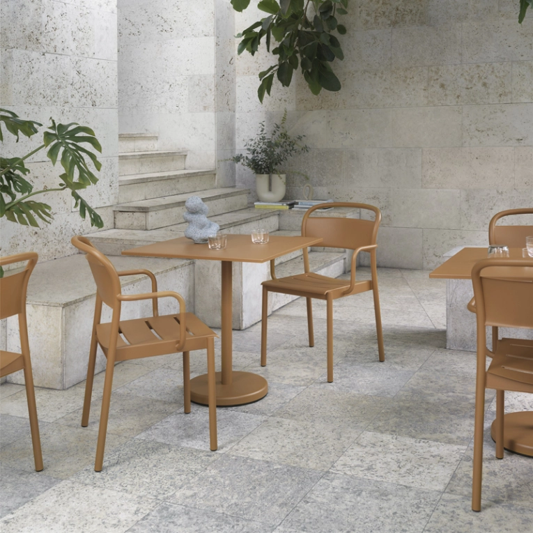 Table extérieur LINEAR STEEL CAFE 70x70 Vert foncé MUUTO