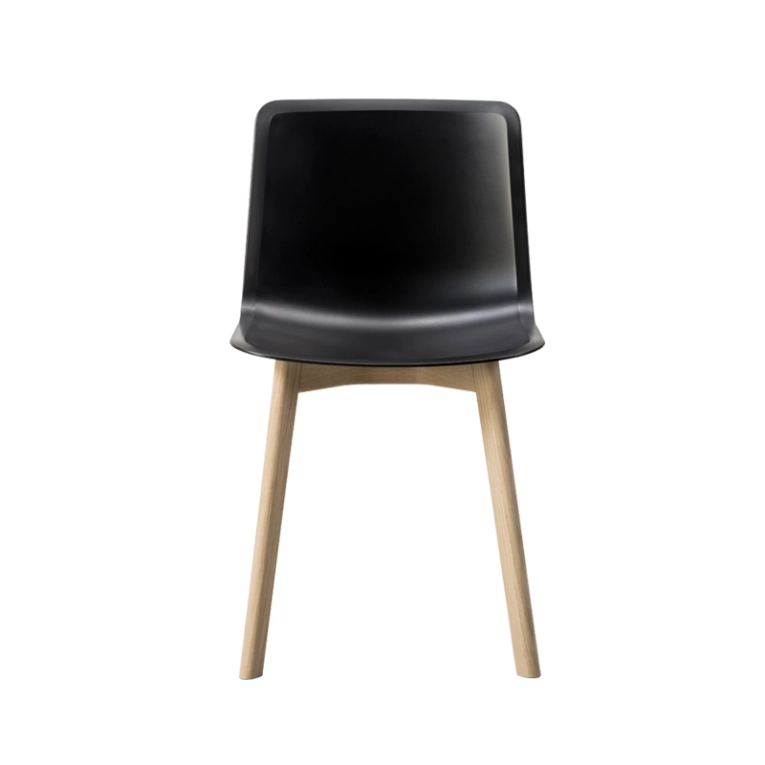 Chaise PATO pieds bois Noir FREDERICIA