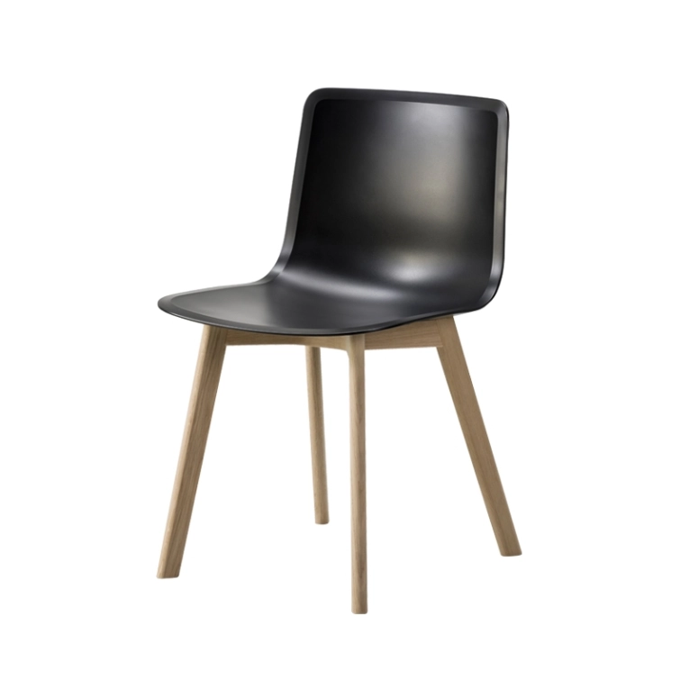 Chaise PATO pieds bois Noir FREDERICIA