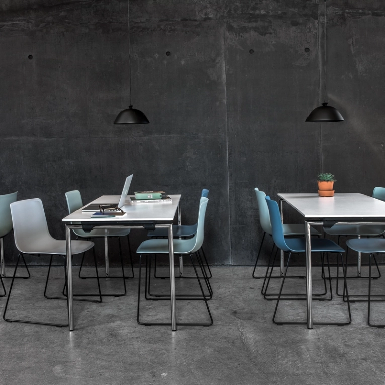 Chaise PATO pieds luge Bleu storm FREDERICIA